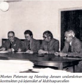 Morten Petersen - Henning Jensen - underskriver klubhus parcel